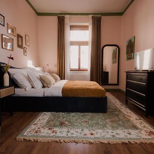 Camera grande con letto king size